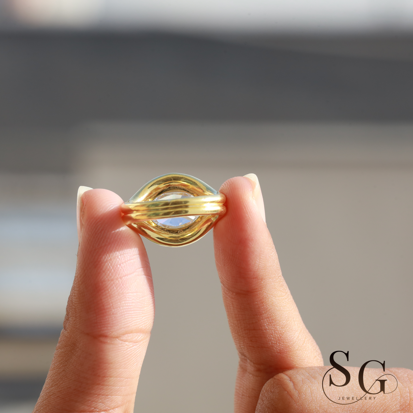 Verlobungsring mit ovalem Schliff und im Labor gezüchtetem CVD-Diamanten in 18 Karat Gold.