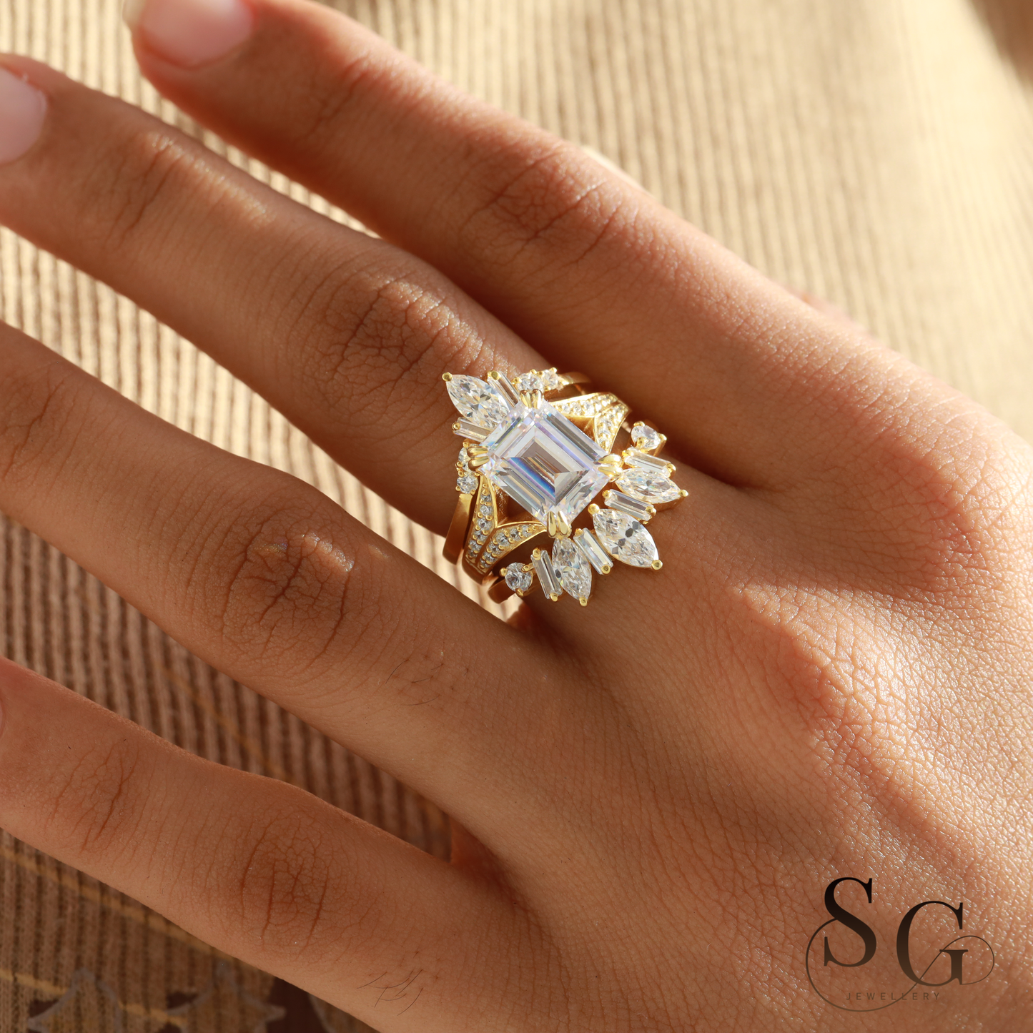 Dreiteiliger Ehering mit CVD-Diamanten im Smaragdschliff.