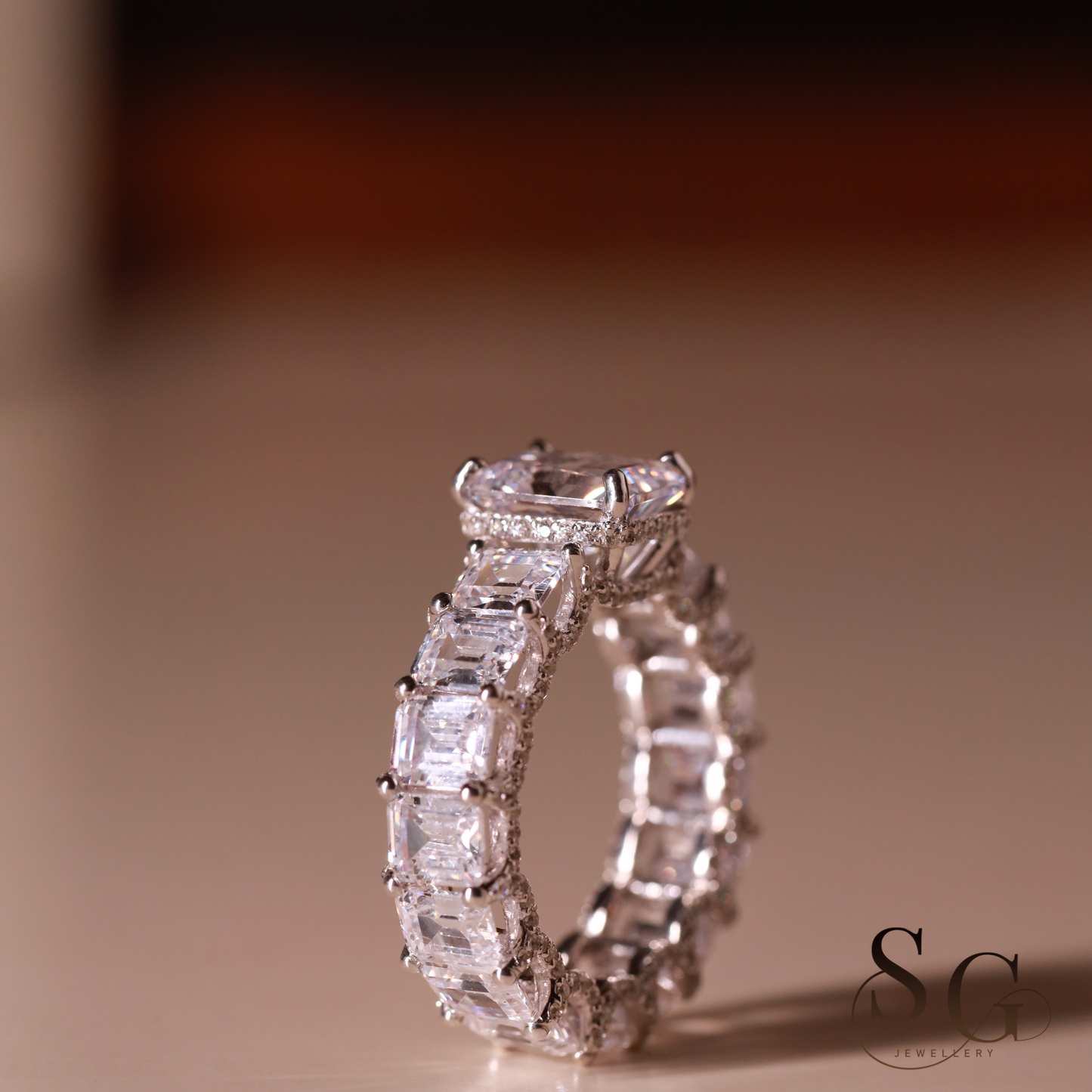 Farbloser Verlobungsring mit Pavé-Fassung und verstecktem Halo aus im Labor gezüchteten Diamanten