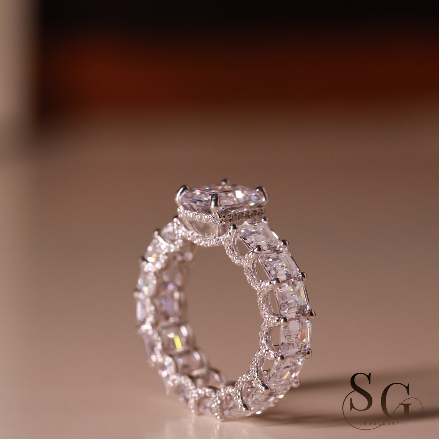 Farbloser Verlobungsring mit Pavé-Fassung und verstecktem Halo aus im Labor gezüchteten Diamanten