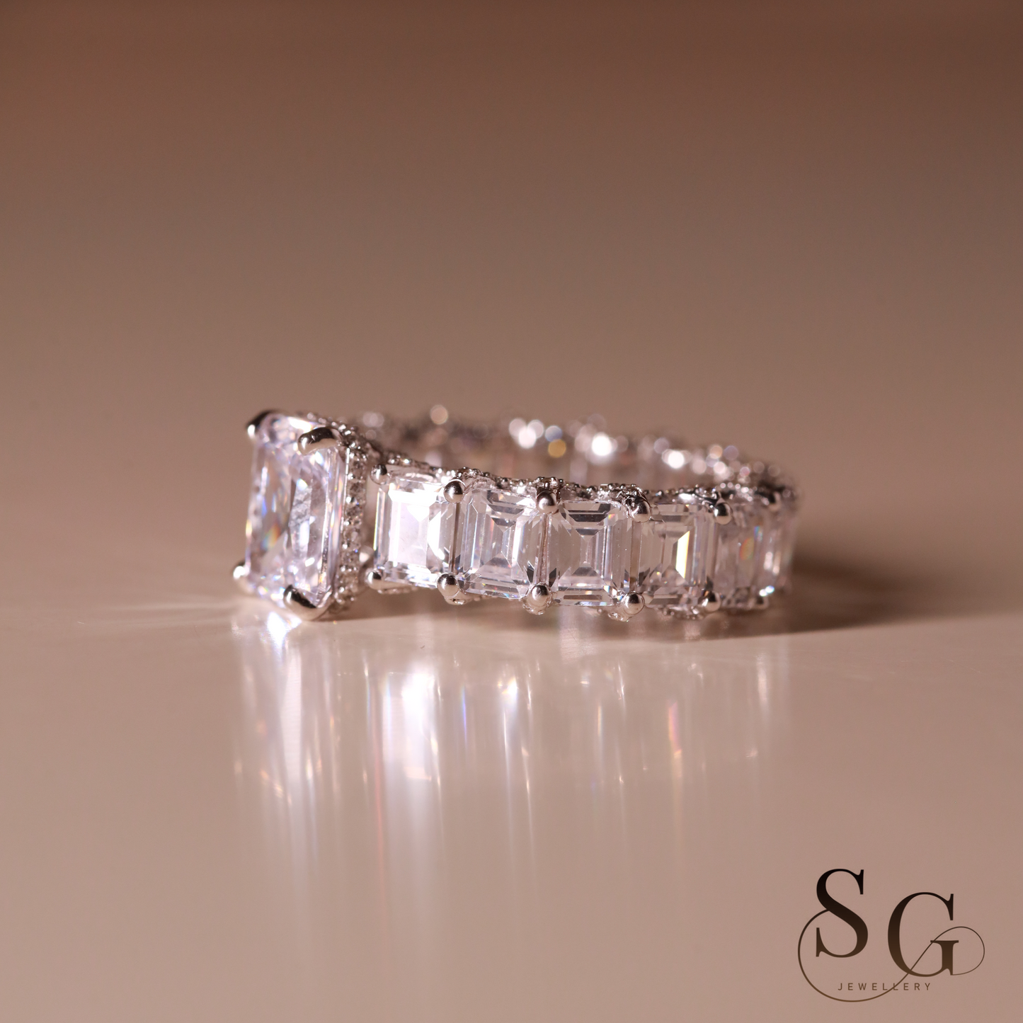 Farbloser Verlobungsring mit Pavé-Fassung und verstecktem Halo aus im Labor gezüchteten Diamanten