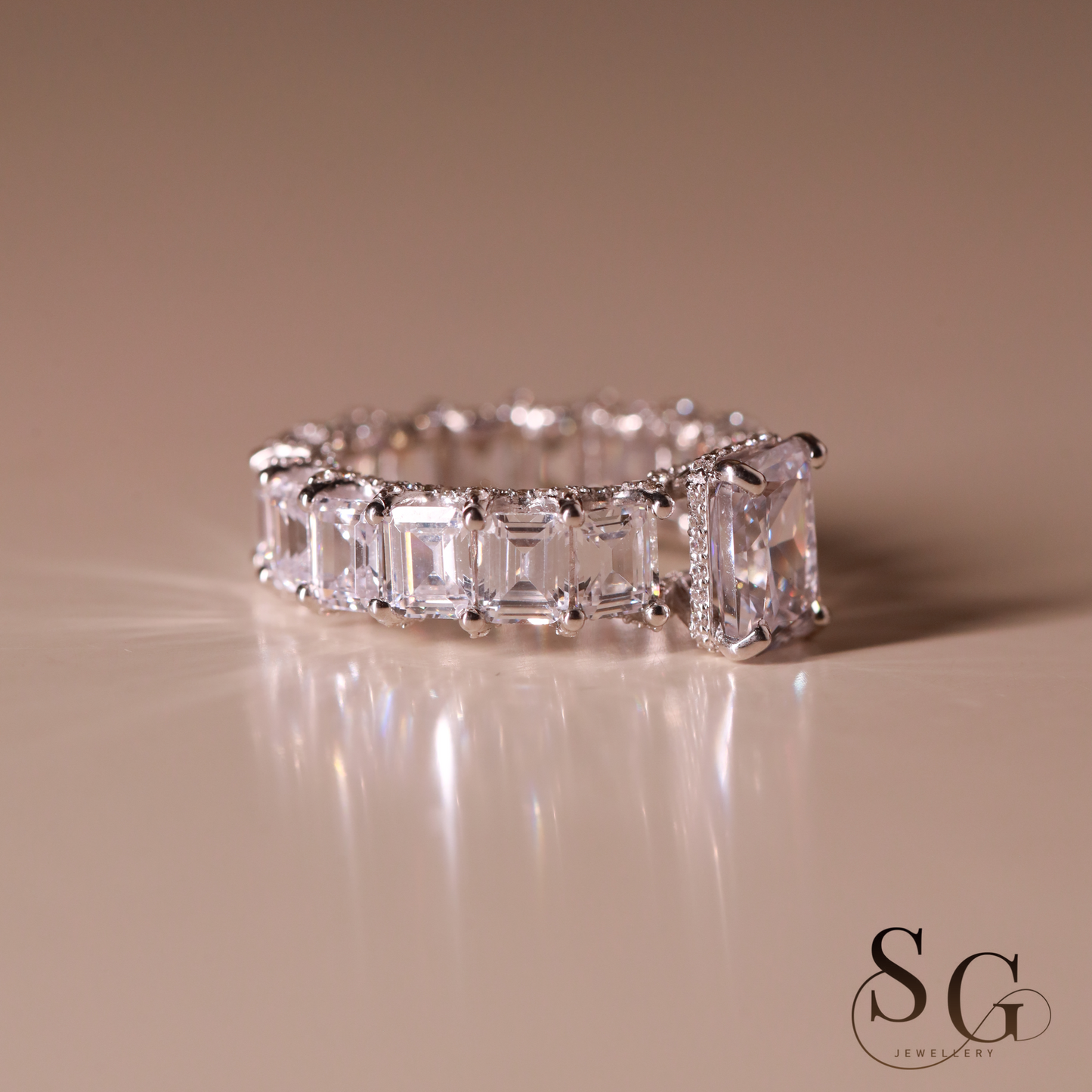 Farbloser Verlobungsring mit Pavé-Fassung und verstecktem Halo aus im Labor gezüchteten Diamanten