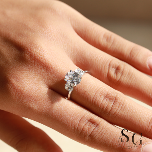 Verlobungsring mit ovalem Schliff und im Labor gezüchtetem Diamanten im 2-Karat-Ringformat