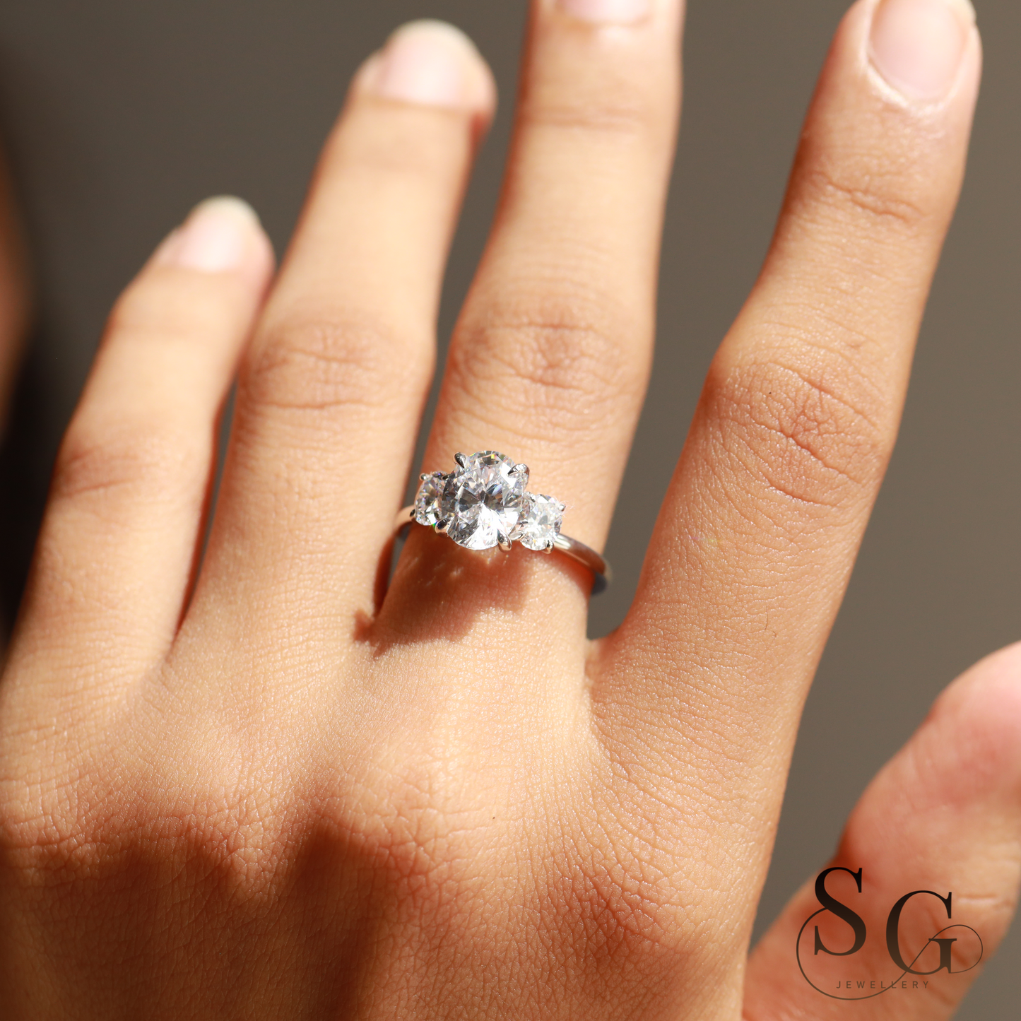 Verlobungsring mit ovalem Schliff und im Labor gezüchtetem Diamanten im 2-Karat-Ringformat