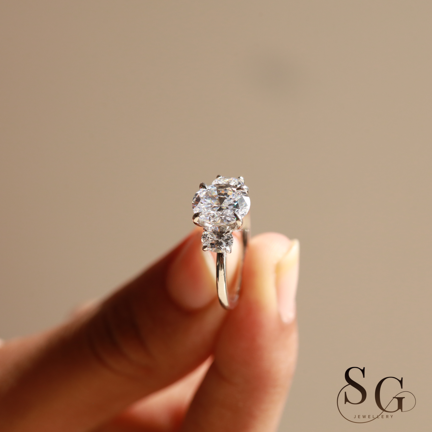 Verlobungsring mit ovalem Schliff und im Labor gezüchtetem Diamanten im 2-Karat-Ringformat