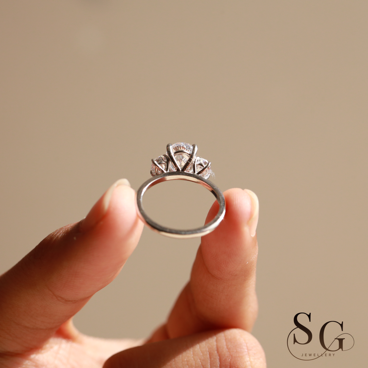 Verlobungsring mit ovalem Schliff und im Labor gezüchtetem Diamanten im 2-Karat-Ringformat