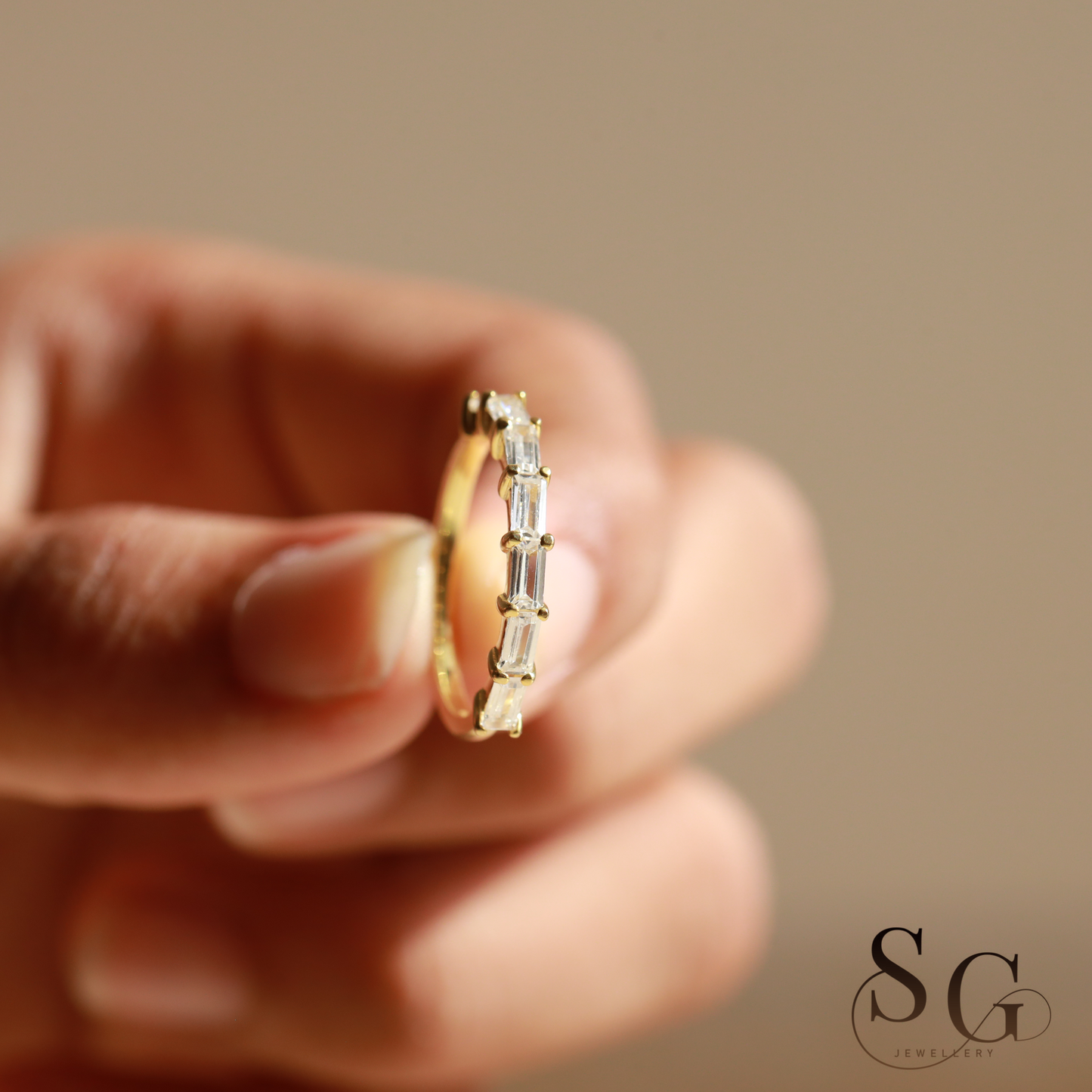 Minimalistischer Halbbandring, 1,29 Karat farbloser Labordiamant im Baguetteschliff