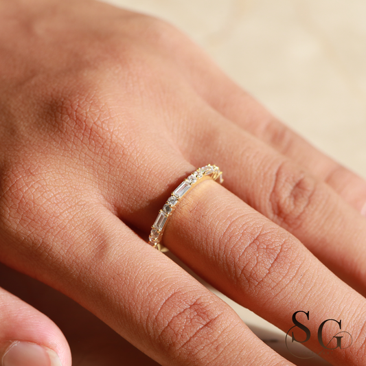 Designer-Ehering mit halben Ewigkeitssteinen im Baguette- und Rundschliff aus im Labor gezüchteten Diamanten