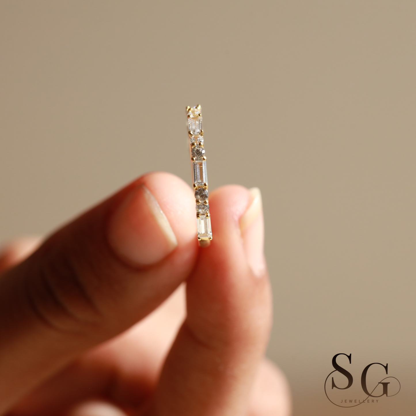 Designer-Ehering mit halben Ewigkeitssteinen im Baguette- und Rundschliff aus im Labor gezüchteten Diamanten