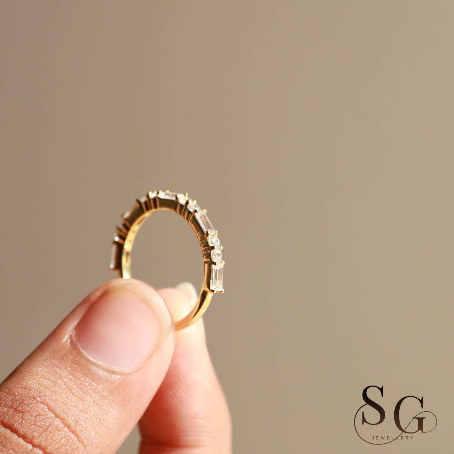 Designer-Ehering mit halben Ewigkeitssteinen im Baguette- und Rundschliff aus im Labor gezüchteten Diamanten