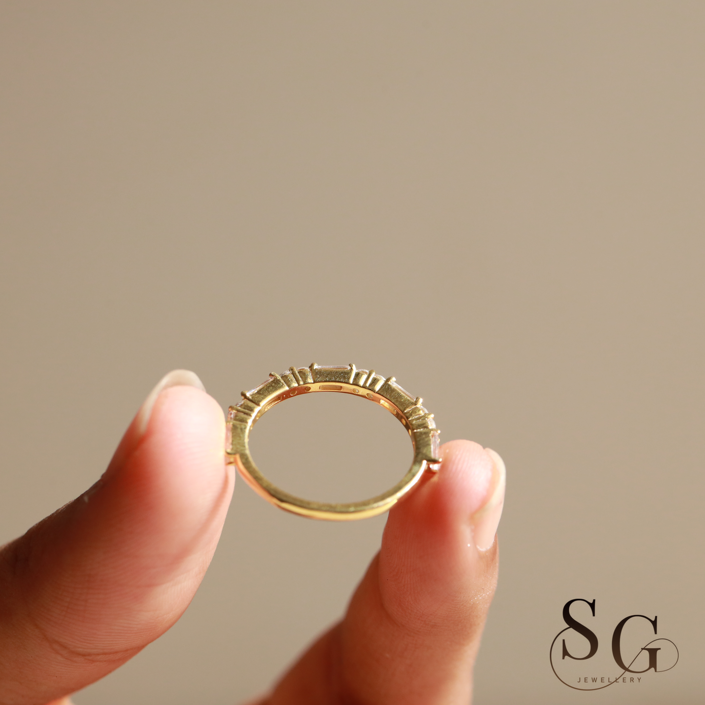 Designer-Ehering mit halben Ewigkeitssteinen im Baguette- und Rundschliff aus im Labor gezüchteten Diamanten