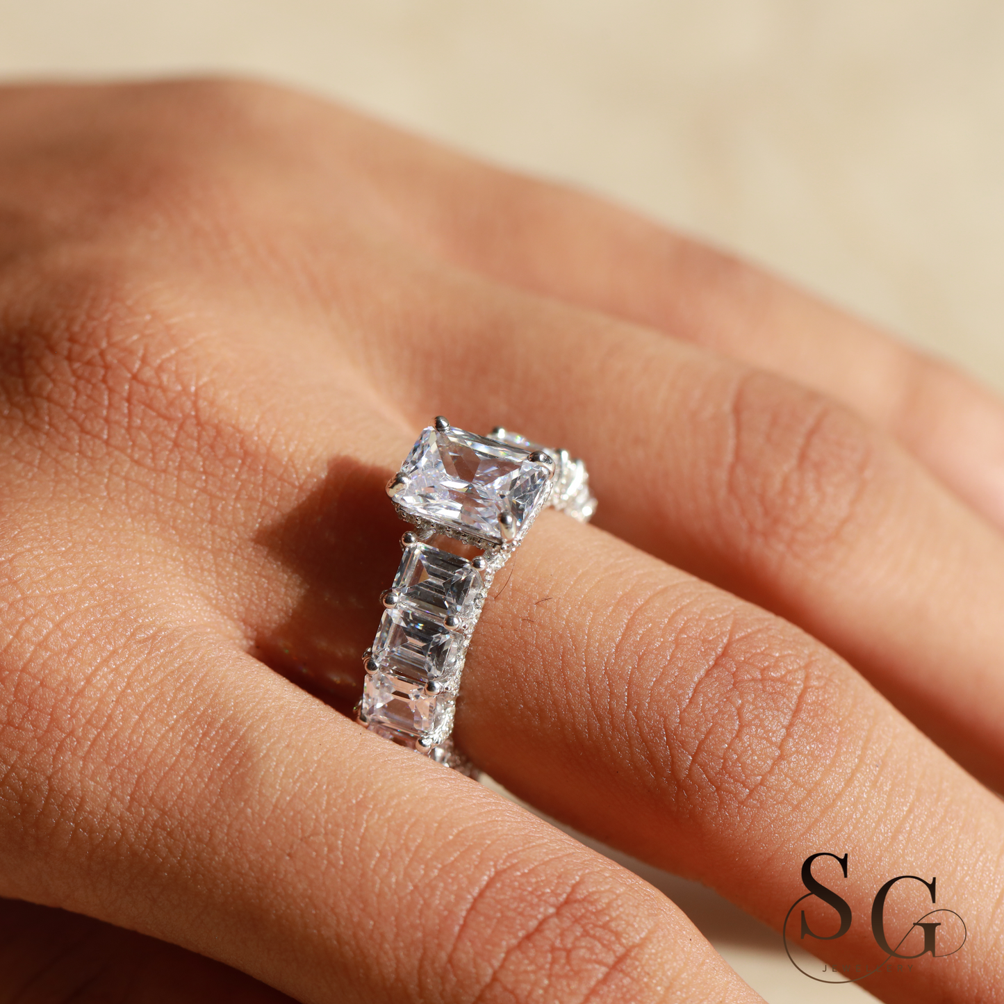 Farbloser Verlobungsring mit Pavé-Fassung und verstecktem Halo aus im Labor gezüchteten Diamanten