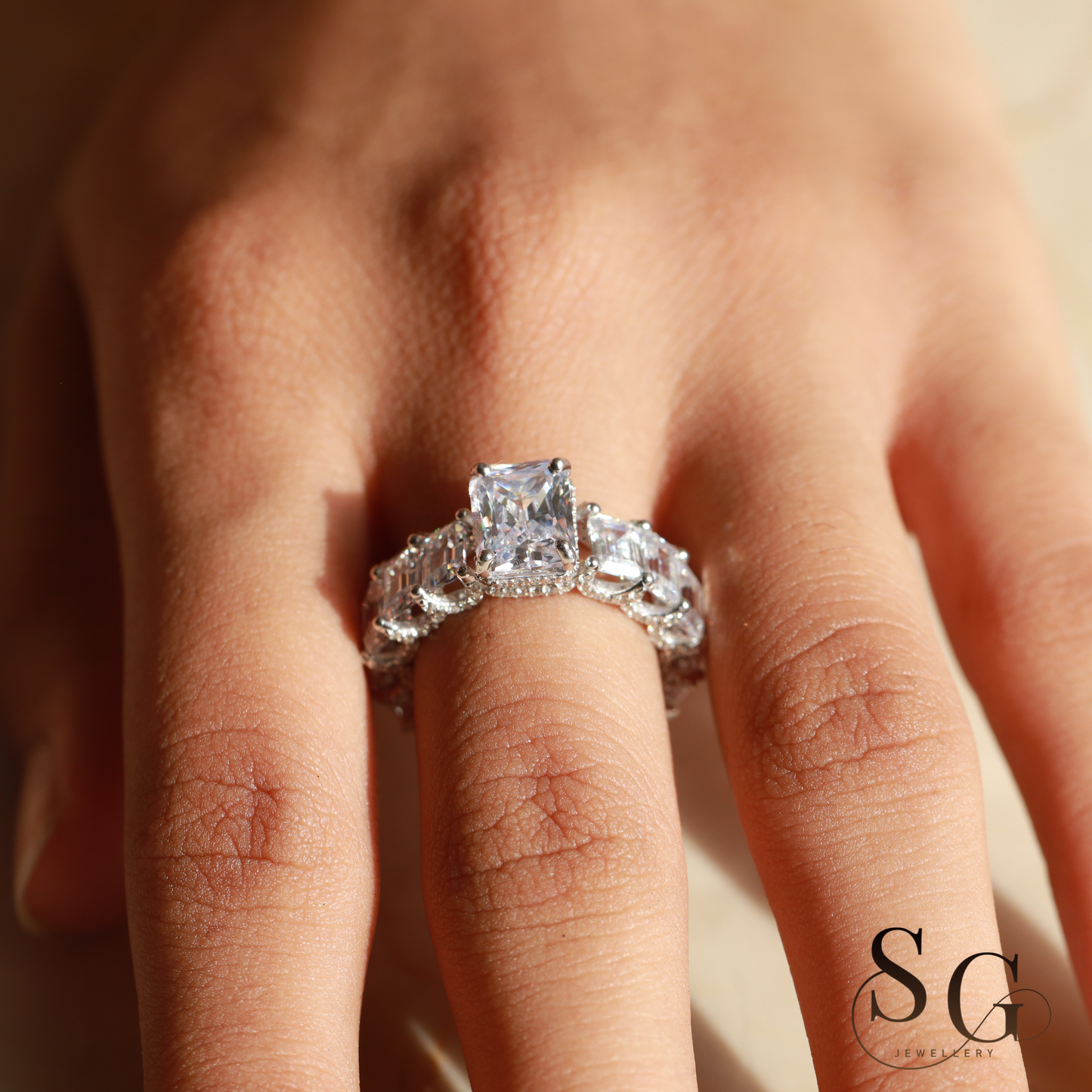 Farbloser Verlobungsring mit Pavé-Fassung und verstecktem Halo aus im Labor gezüchteten Diamanten