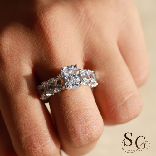 Farbloser Verlobungsring mit Pavé-Fassung und verstecktem Halo aus im Labor gezüchteten Diamanten