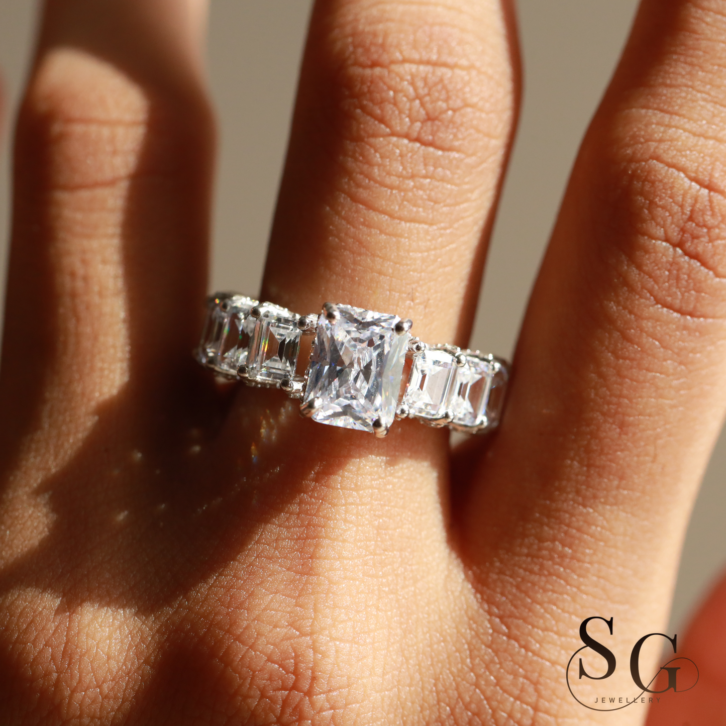 Farbloser Verlobungsring mit Pavé-Fassung und verstecktem Halo aus im Labor gezüchteten Diamanten