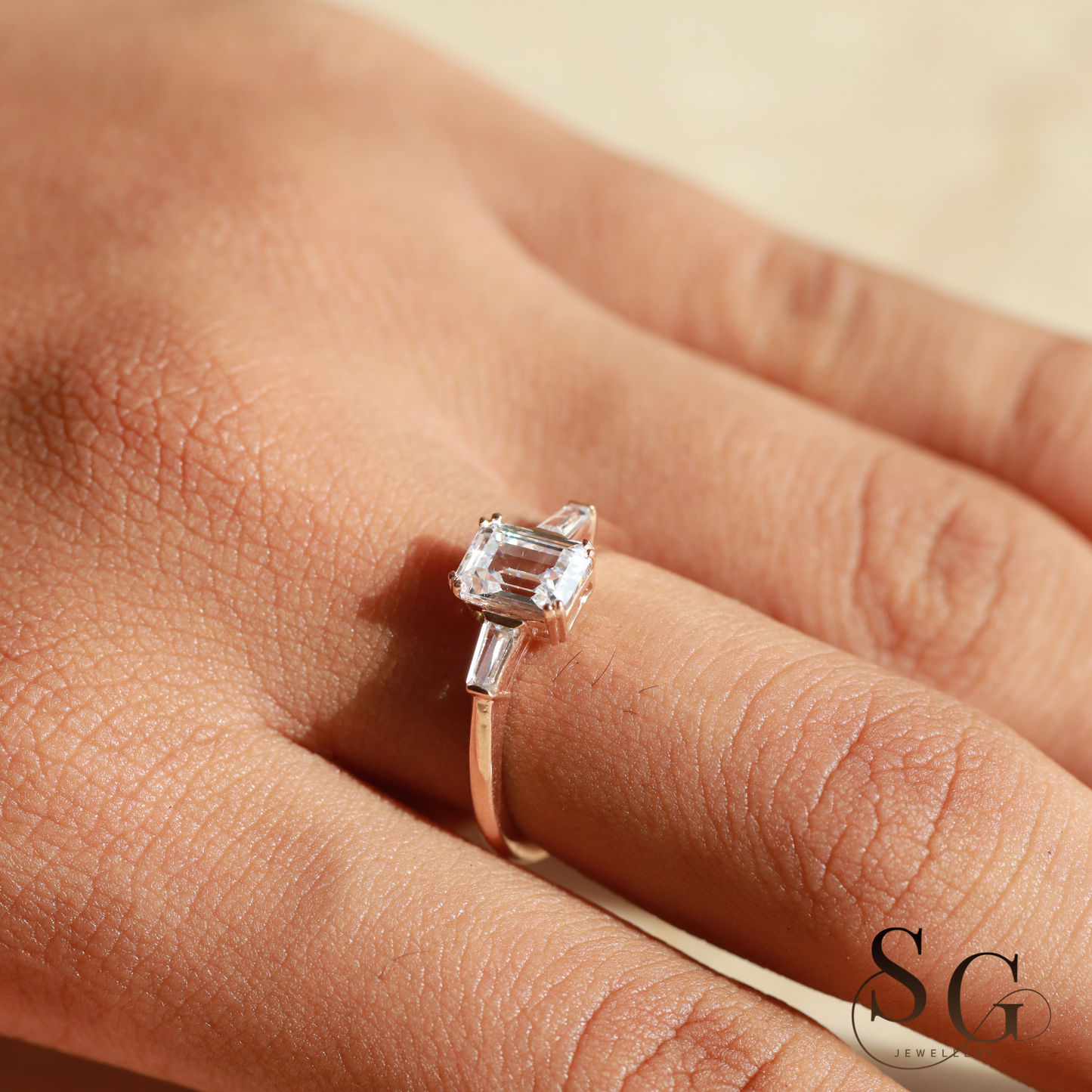 Smaragdschliff-Labor-Diamantring/Verlobungsring mit drei Steinen