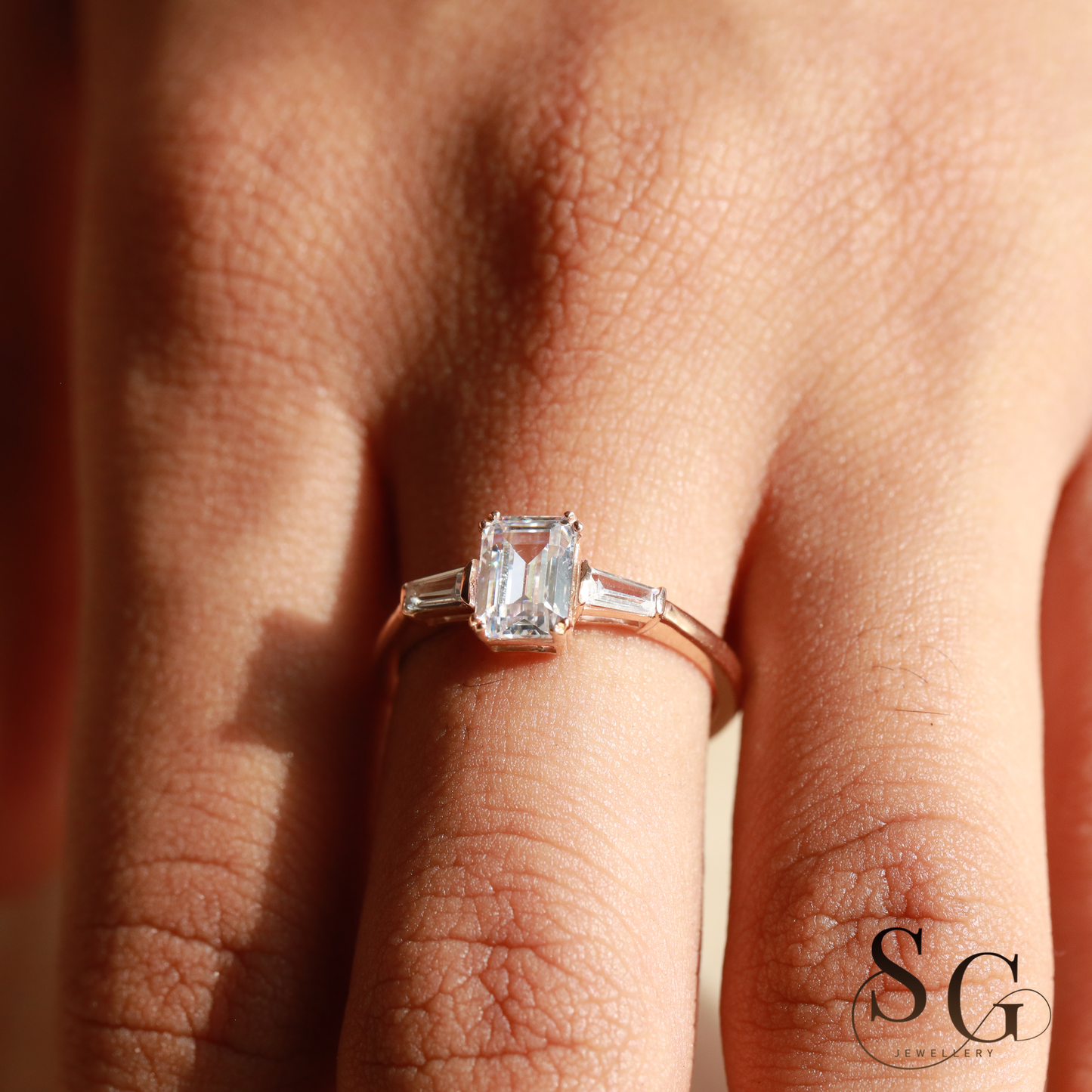 Smaragdschliff-Labor-Diamantring/Verlobungsring mit drei Steinen