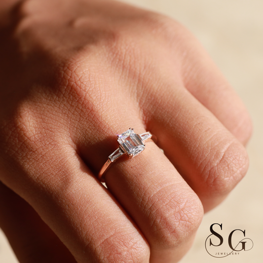 Smaragdschliff-Labor-Diamantring/Verlobungsring mit drei Steinen