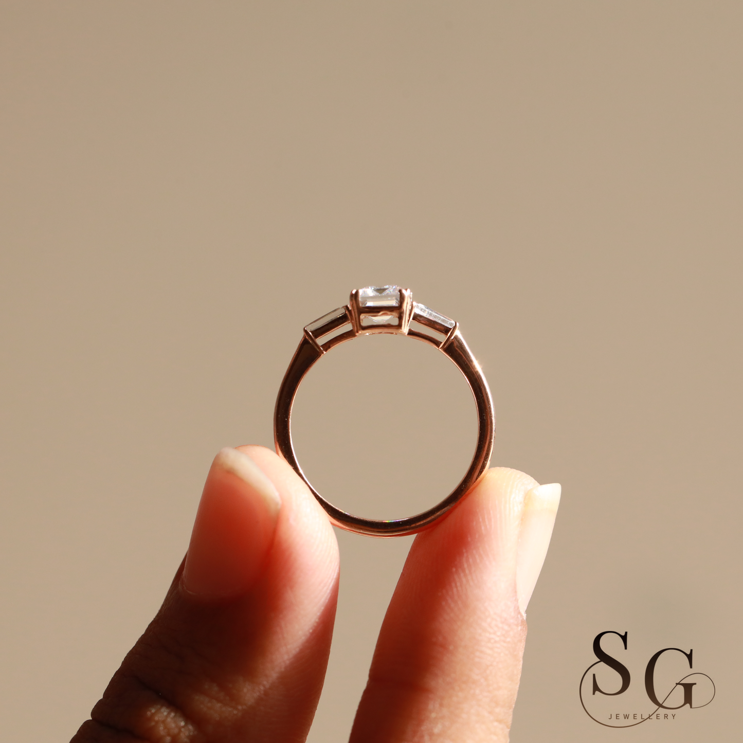 Smaragdschliff-Labor-Diamantring/Verlobungsring mit drei Steinen