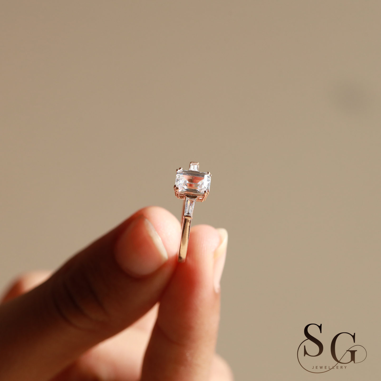 Smaragdschliff-Labor-Diamantring/Verlobungsring mit drei Steinen