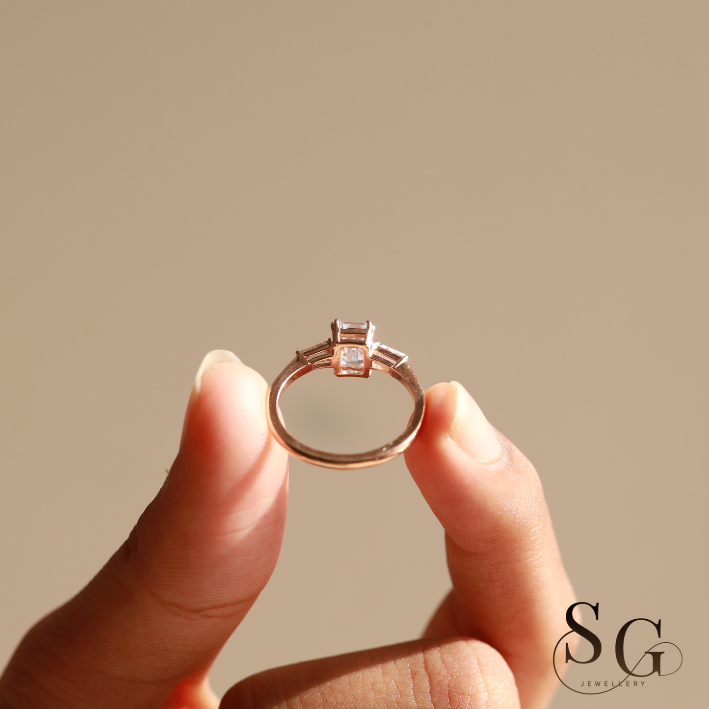 Smaragdschliff-Labor-Diamantring/Verlobungsring mit drei Steinen