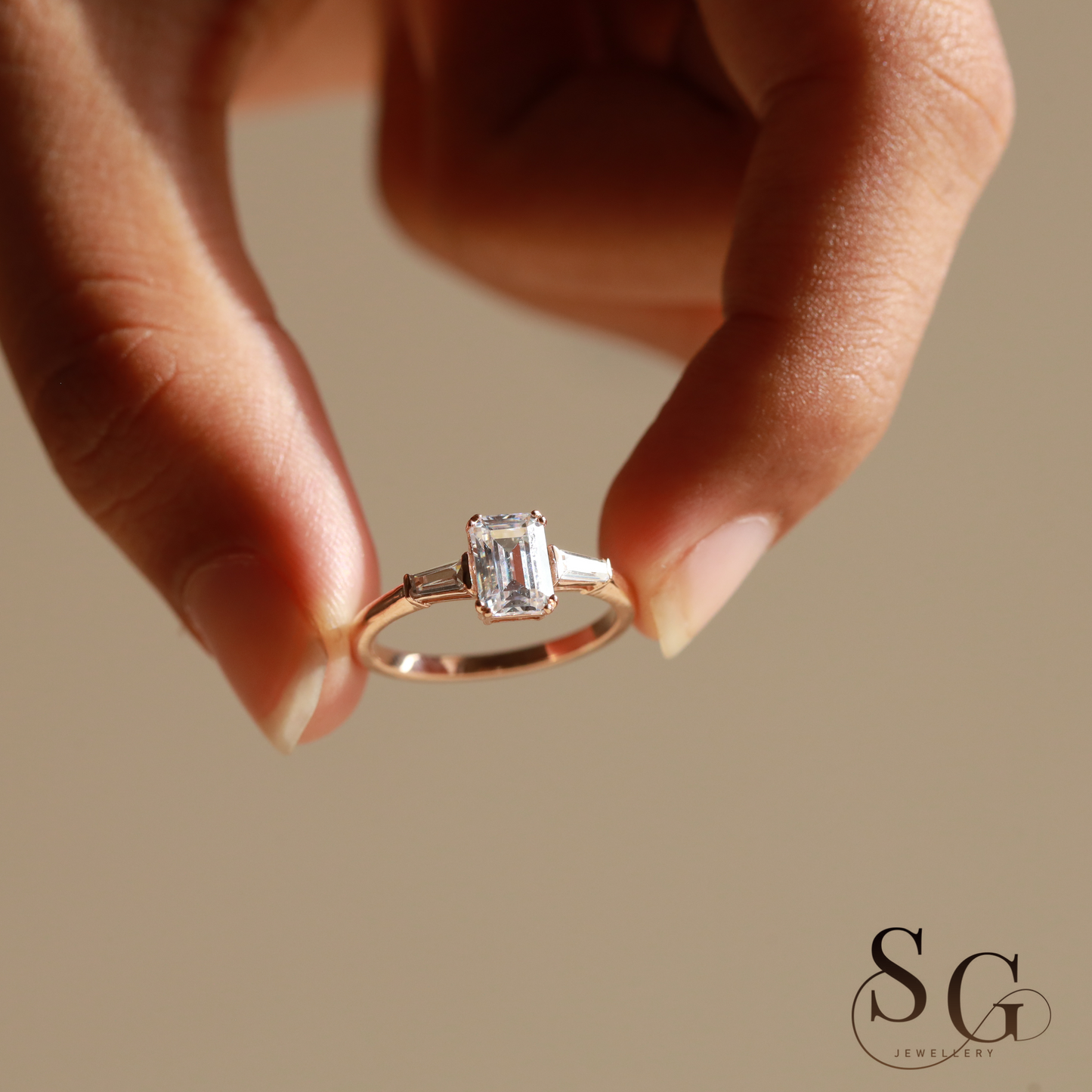 Smaragdschliff-Labor-Diamantring/Verlobungsring mit drei Steinen