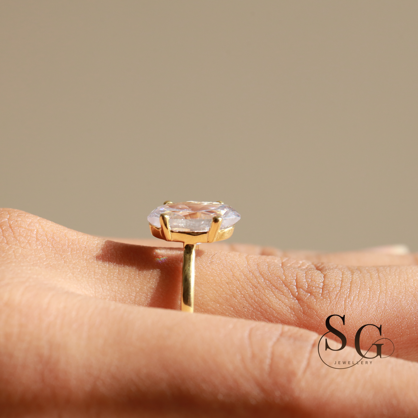 4 Karat ovaler, im Labor gezüchteter Verlobungsring aus 18 Karat Gold