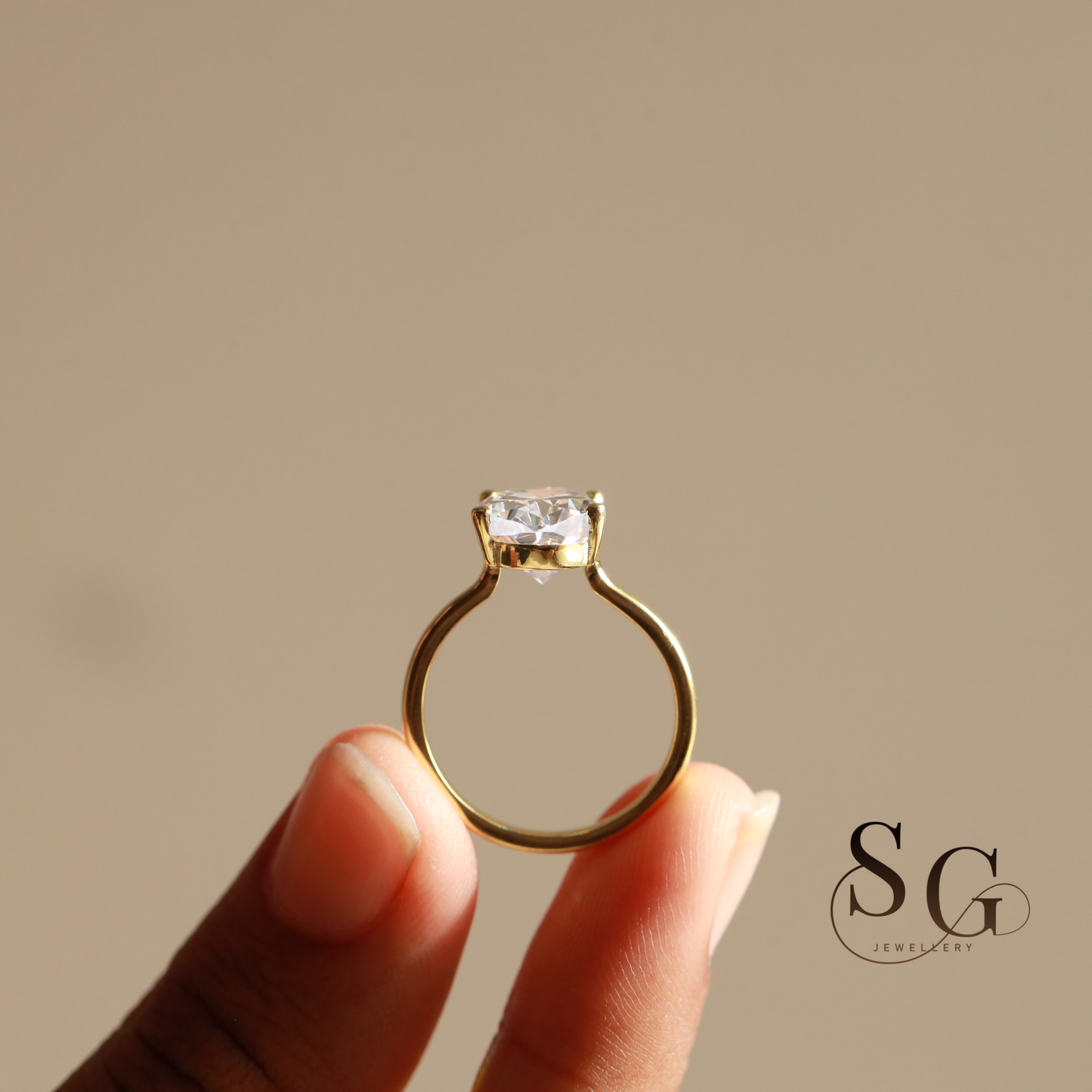 4 Karat ovaler, im Labor gezüchteter Verlobungsring aus 18 Karat Gold