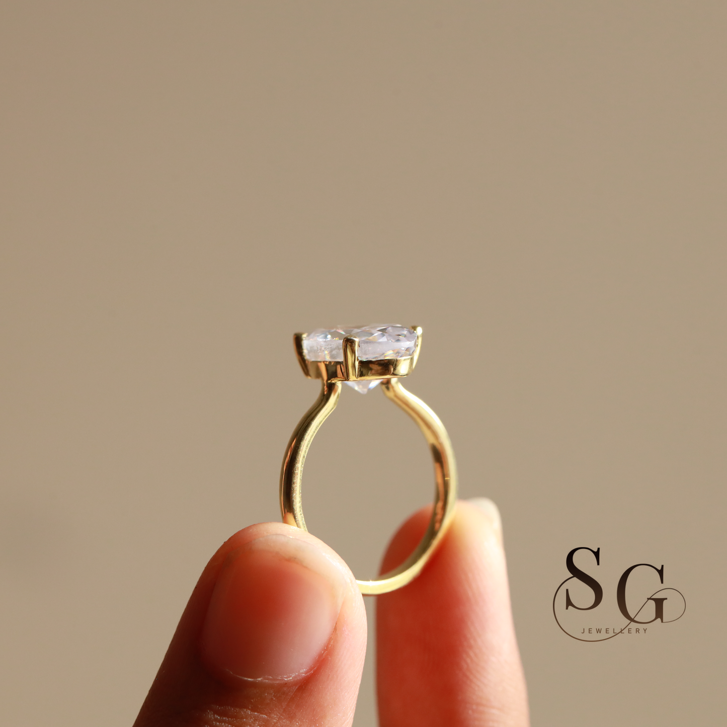 4 Karat ovaler, im Labor gezüchteter Verlobungsring aus 18 Karat Gold