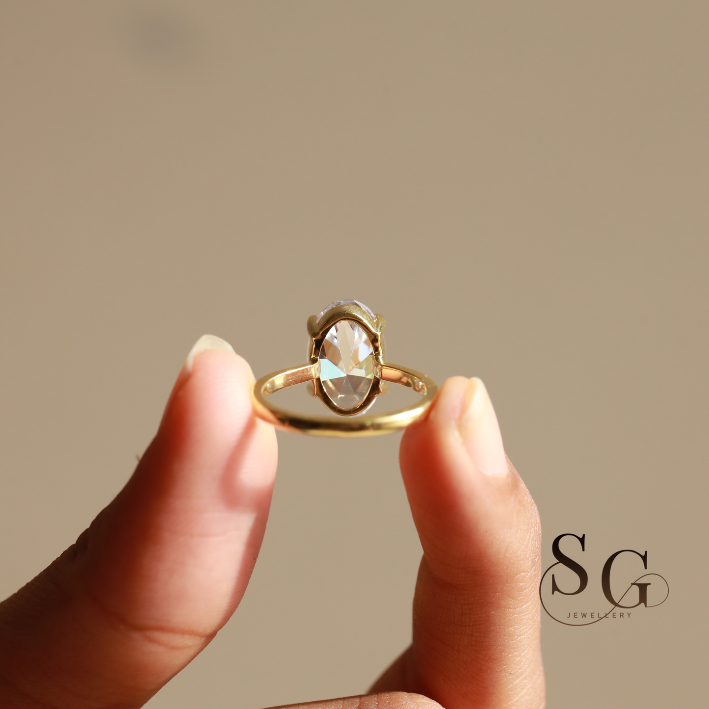 4 Karat ovaler, im Labor gezüchteter Verlobungsring aus 18 Karat Gold