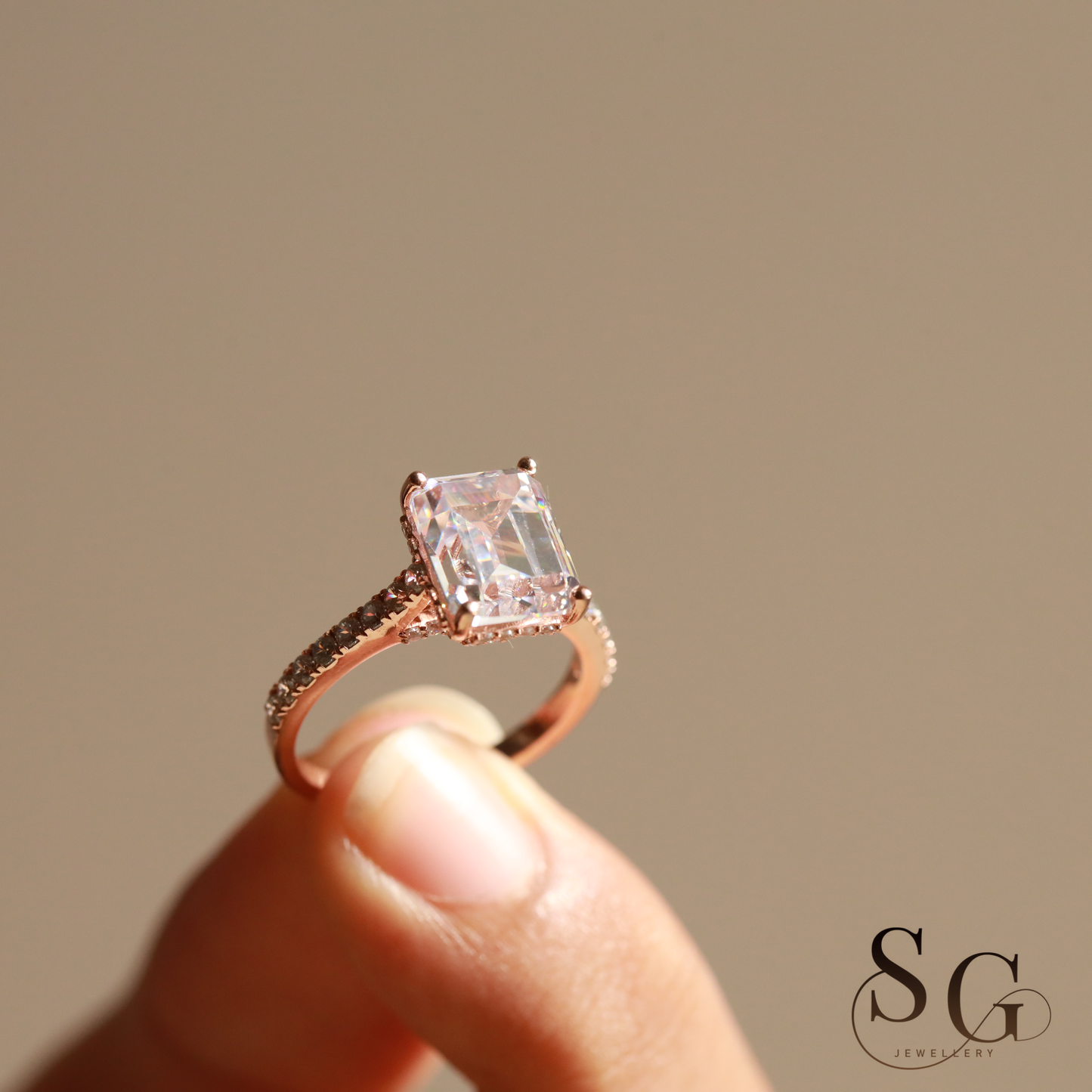 2,50 Karat Smaragdschliff Hidden Halo Laborgezüchteter Diamant-Verlobungsring