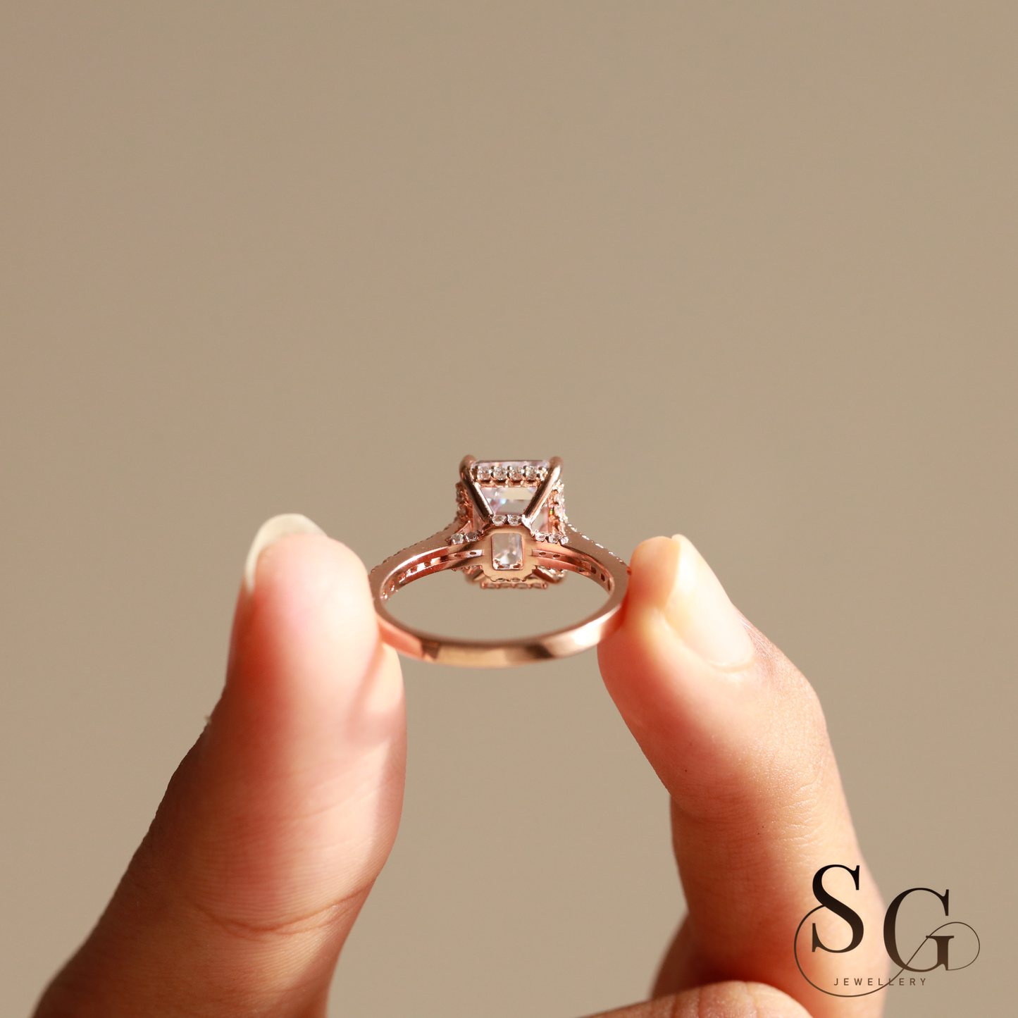 2,50 Karat Smaragdschliff Hidden Halo Laborgezüchteter Diamant-Verlobungsring