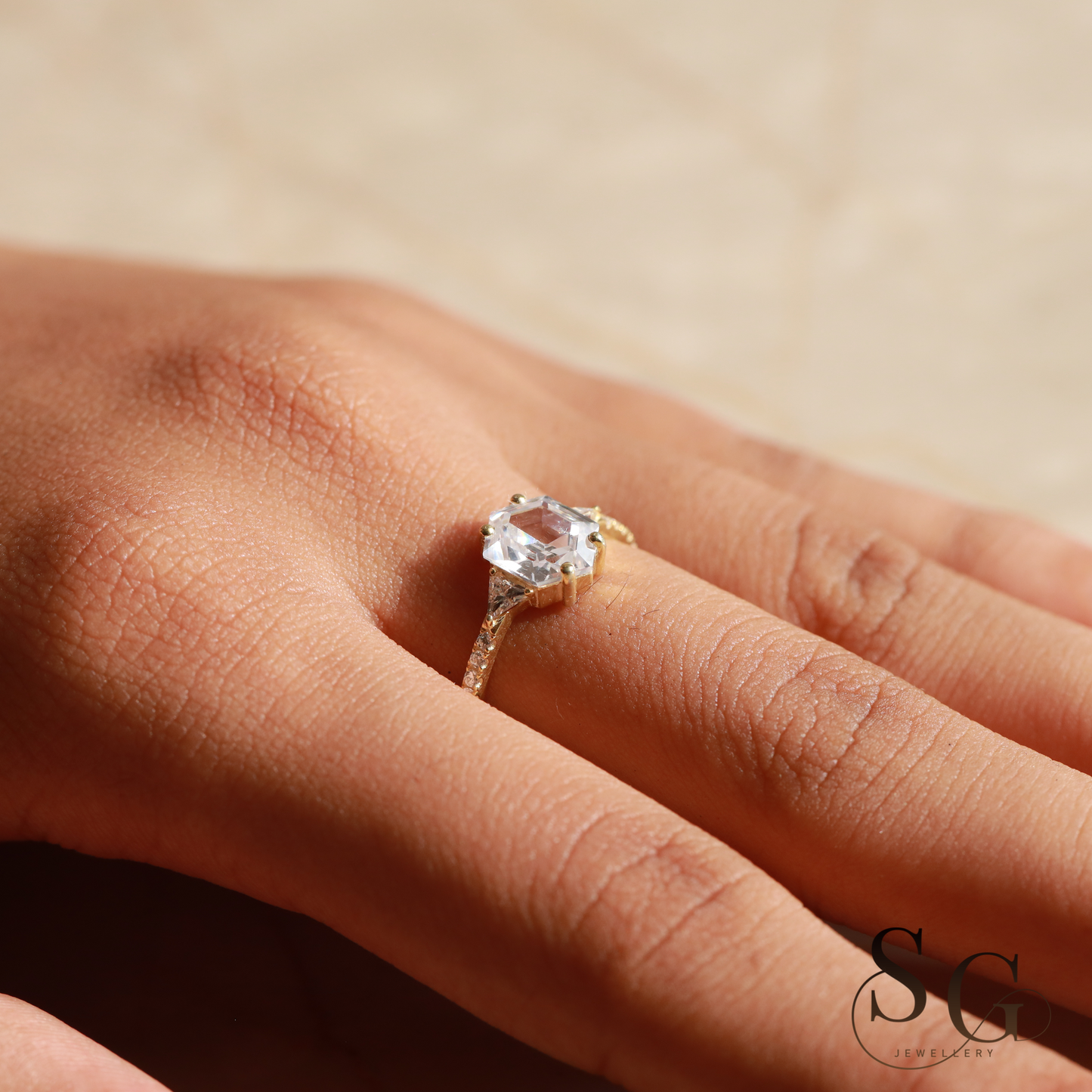 Verlobungsring mit sechseckigem Stufenschliff und im Labor gezüchtetem Diamanten