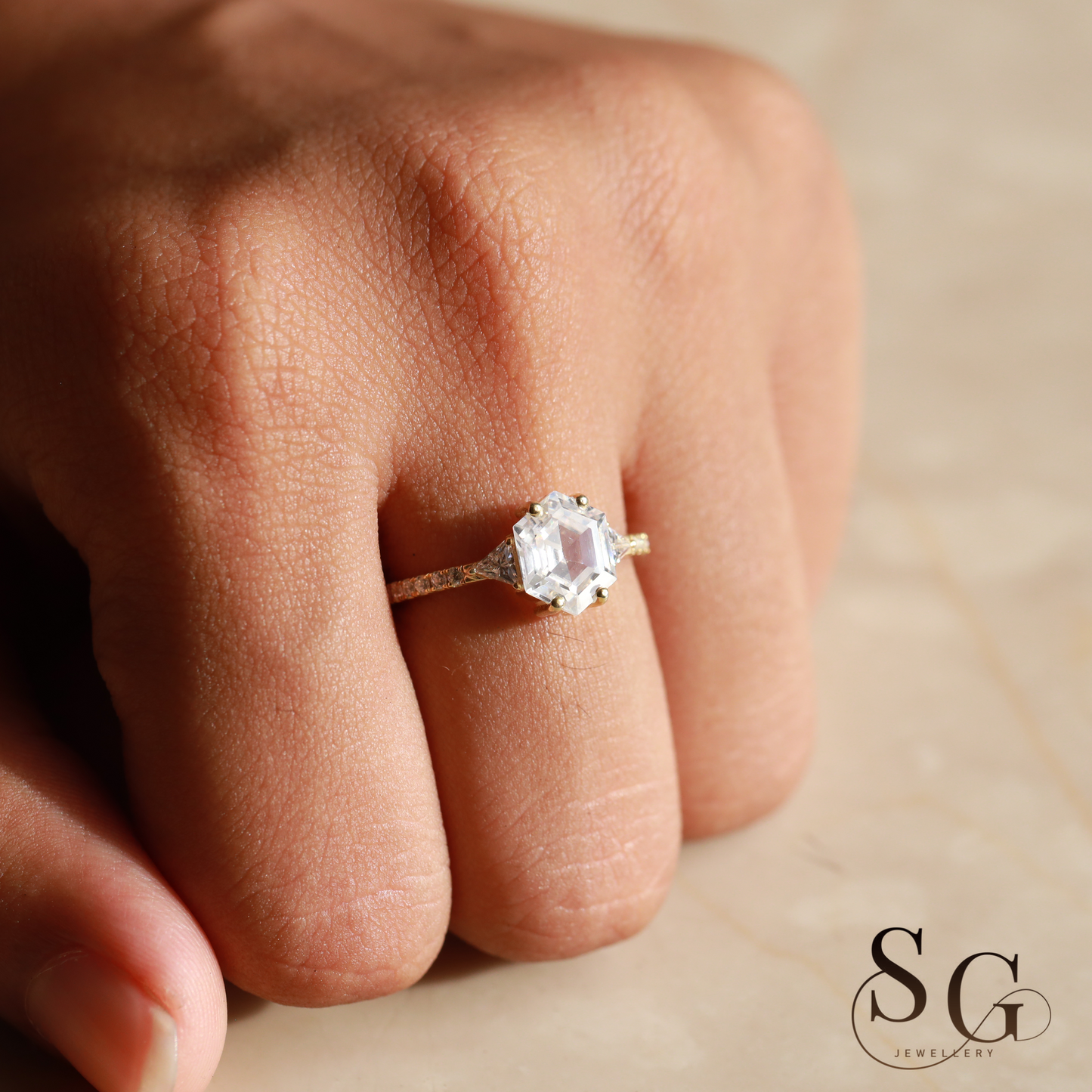 Verlobungsring mit sechseckigem Stufenschliff und im Labor gezüchtetem Diamanten