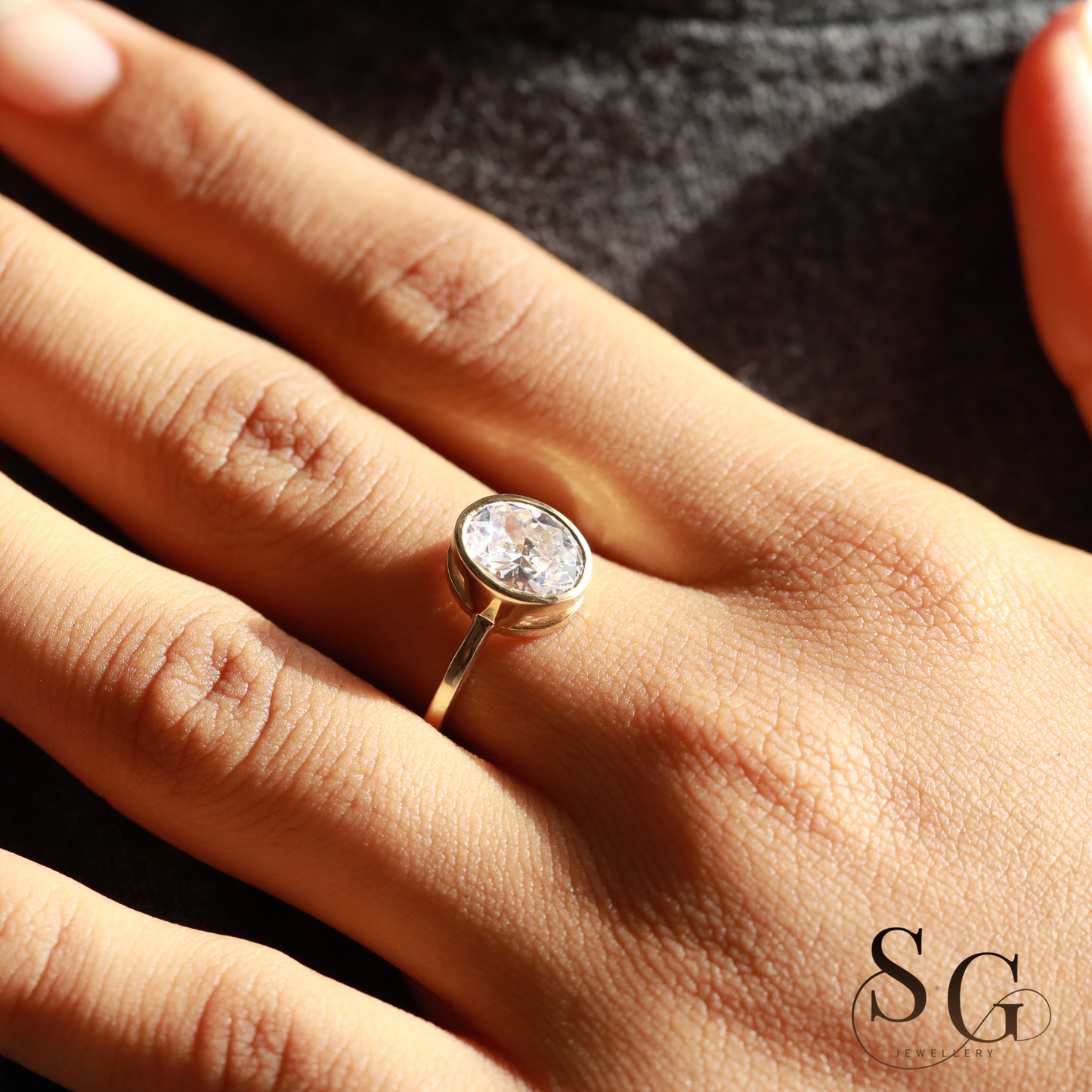 Verlobungsring mit ovalem Diamanten im Laborschliff, Fassung: 2 Karat