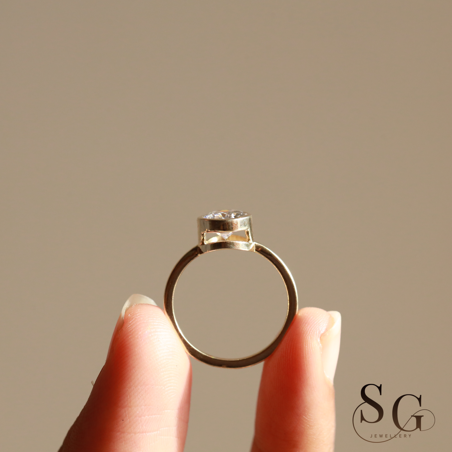 Verlobungsring mit ovalem Diamanten im Laborschliff, Fassung: 2 Karat