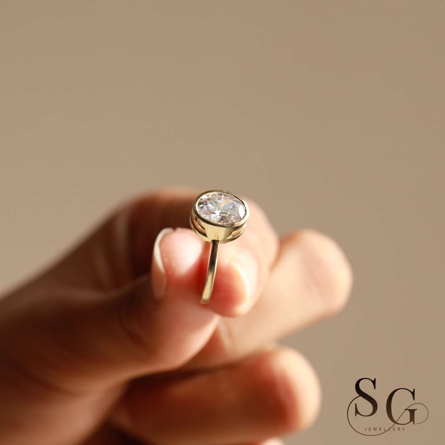 Verlobungsring mit ovalem Diamanten im Laborschliff, Fassung: 2 Karat