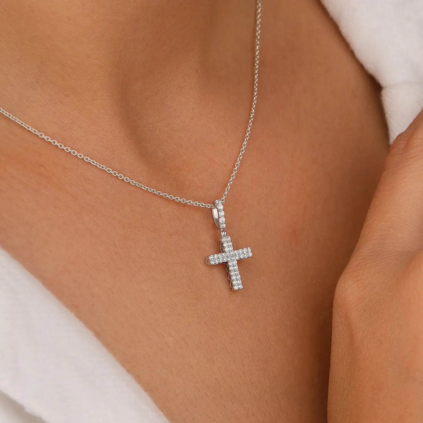 Kleiner Kreuzanhänger mit Labordiamanten für religiöse Anlässe