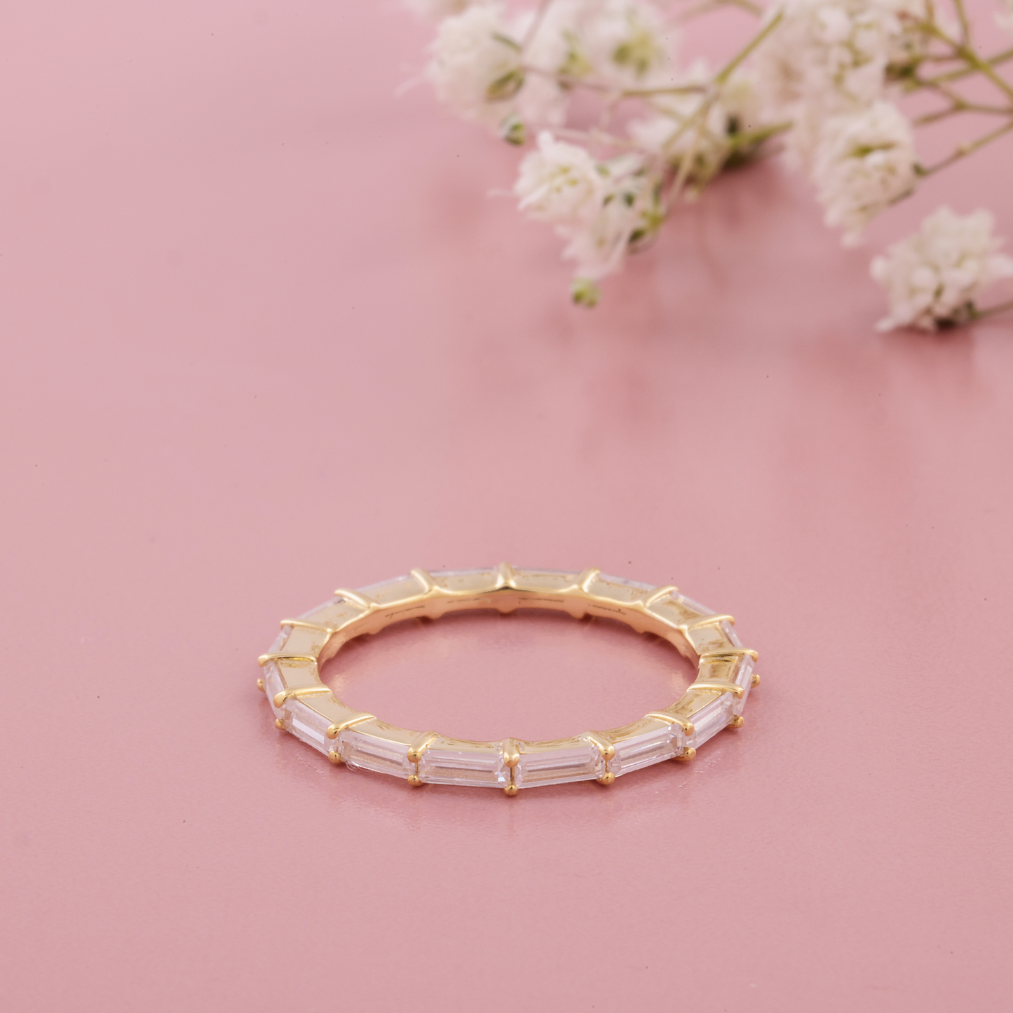 Zierlicher Baguetteschliff-Labradorit-Diamantring in voller Ewigkeit aus Gold