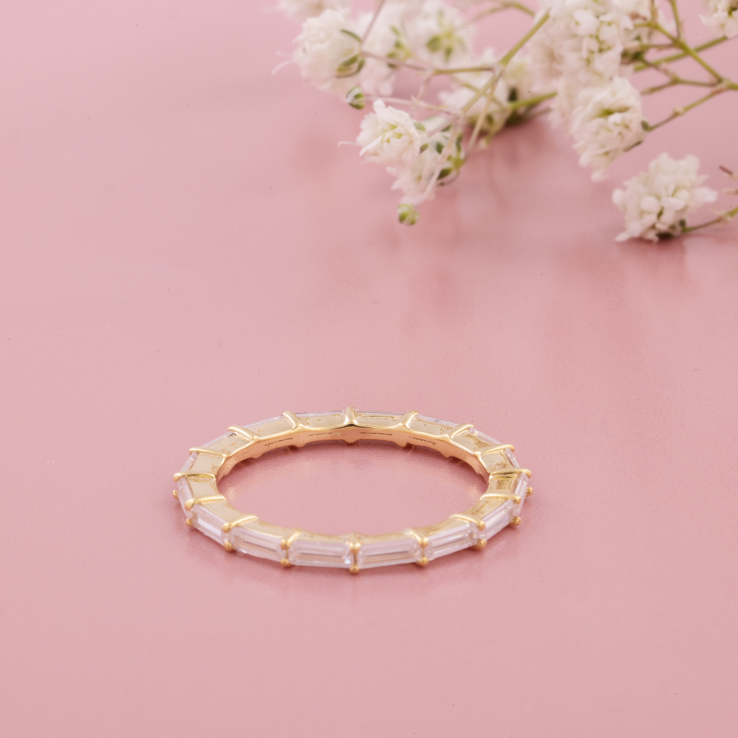 Zierlicher Baguetteschliff-Labradorit-Diamantring in voller Ewigkeit aus Gold