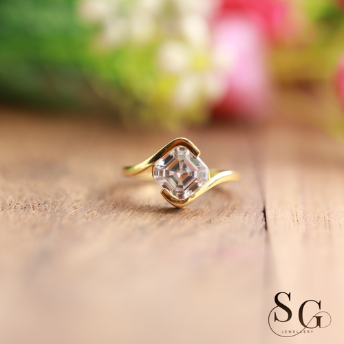 Ein moderner Ehering mit Diamant im Asscher-Schliff