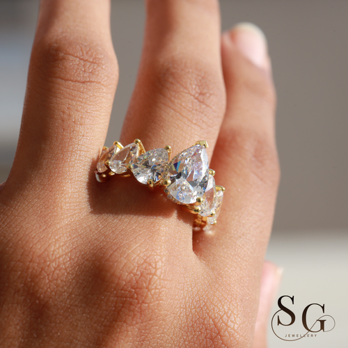 Verlobungsring mit birnenförmigem Lab-Diamanten und verstecktem Halo für Jubiläumsfeiern.