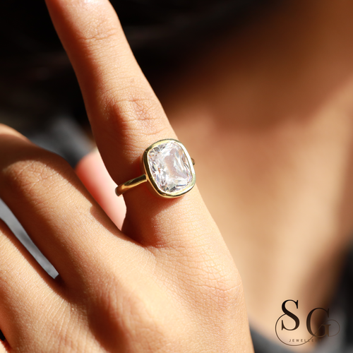 Länglicher Verlobungsring mit kissenförmigem, im Labor gezüchteten Diamanten